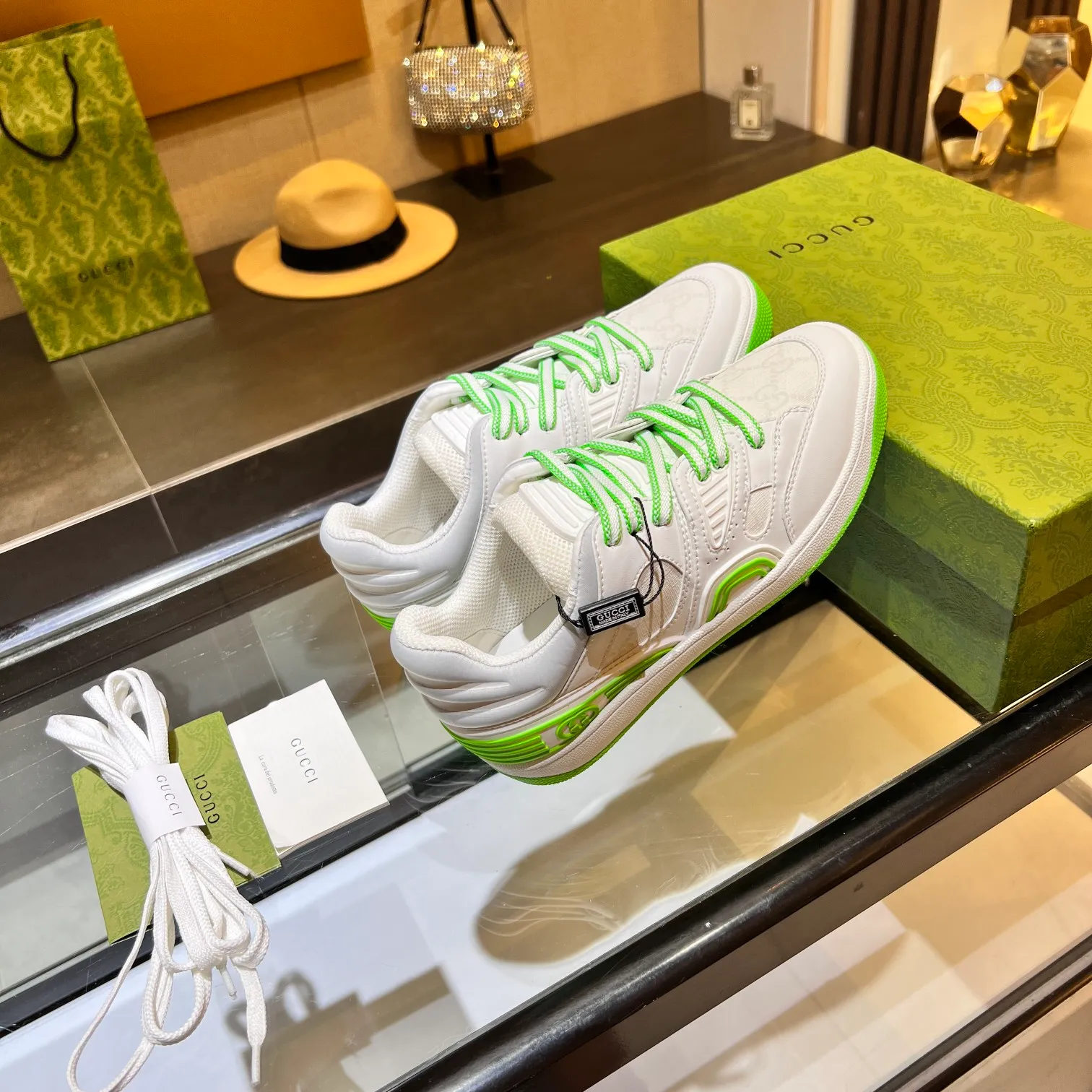 👟👟Ex-factory price 600👟👟 Men's size +10 high version, the top version of 2022 Gucci low-top sneakers! The new colors are reproduced one to one. New style for early spring, creating a perfect style💣💣💣street style🔥🔥🔥cool and trendy C-level fashionable outfit with a retro and futuristic feel🌹🌹🌹classic boot shape + British color-blocking design, super eye-catching. Various leather splicing, original reverse mold last type, imported high-end knitting needles showing exquisite texture! Open mold to customize high-density TPU outsole. 15 colors come out first. Size: Female 35-41 Male 39-46